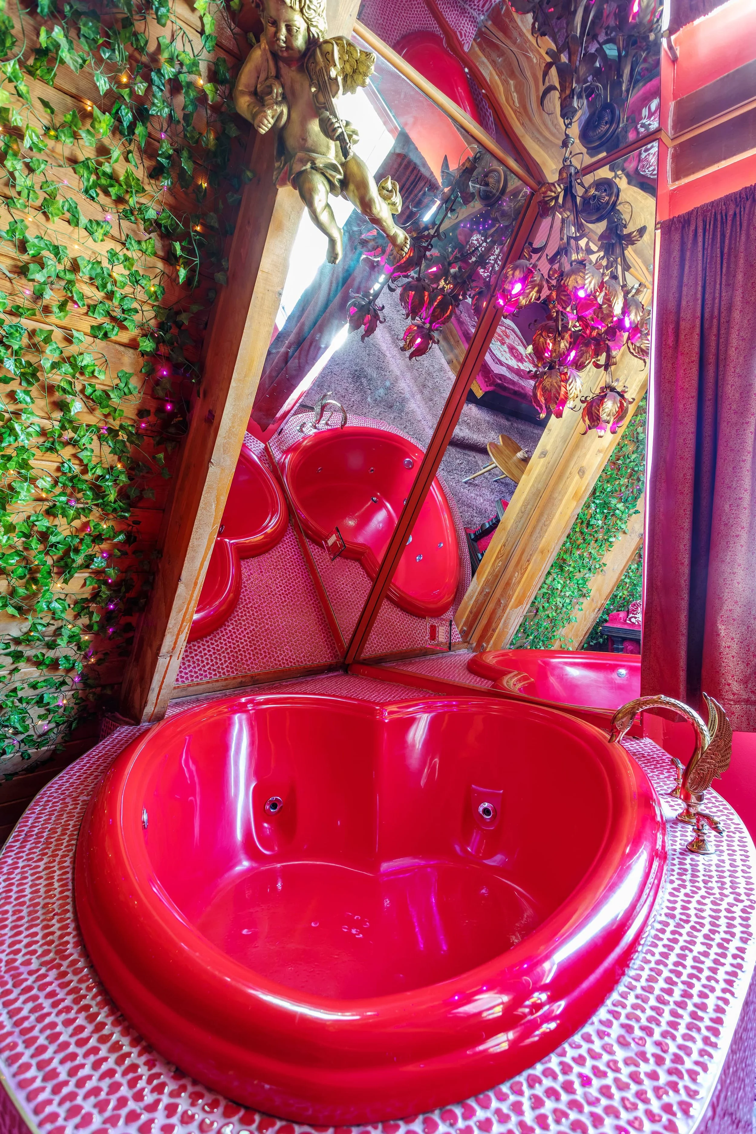 Book The Honeymoon Suite — Hicksville Pines
